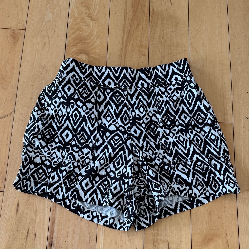 NWT WILDFOX  5” Inseam Shorts In Black/White Tribal Print Size Small 100% Rayon